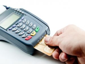 Leia mais sobre o artigo Quando usar o cartão de crédito e o de débito?